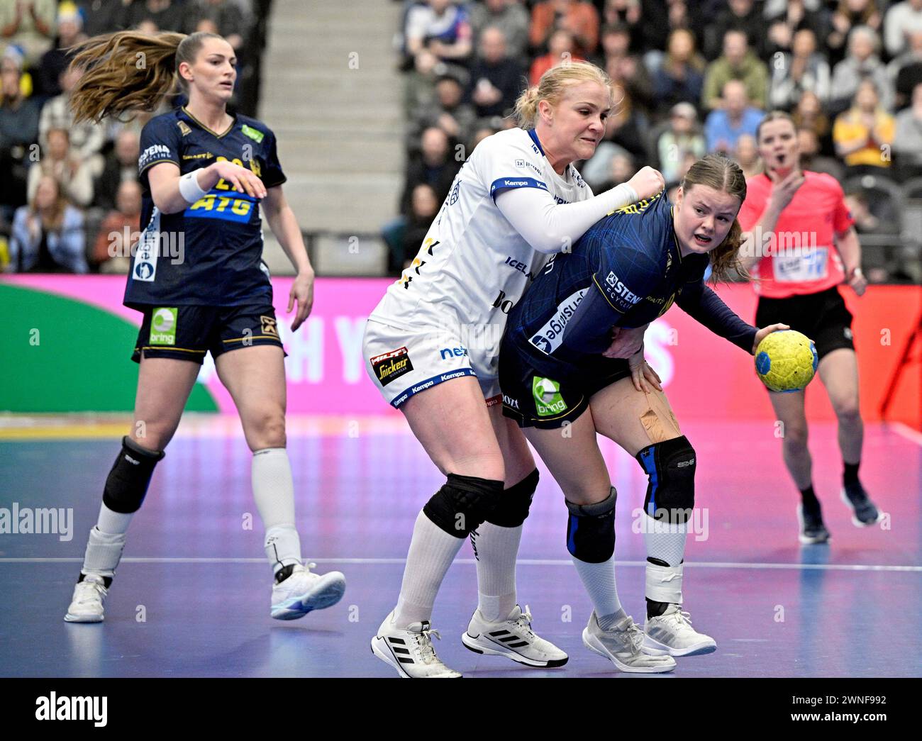 KARLSKRONA, SCHWEDEN 20240302Isländische Sunna Jonsdottir stoppt die schwedische Elin Hansson während des Qualifikationsspiels der Handball-Europameisterschaft der Frauen in Stockfoto