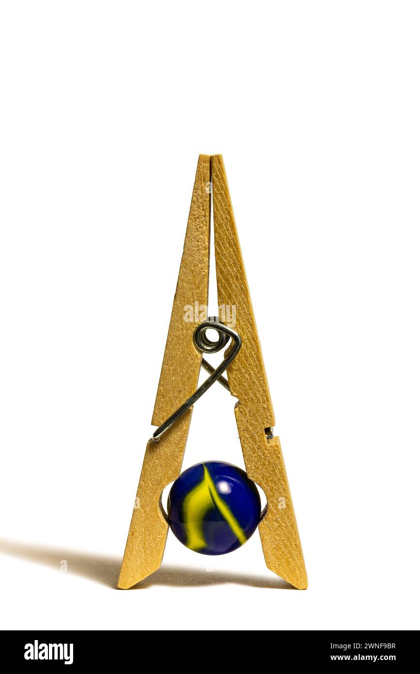 Ein blauer und gelber Marmor in einem Kleiderschrank. Stockfoto