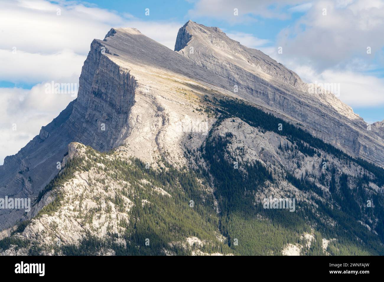 Blick auf Mount Rundle, Rocky Mountains, Banff National Park, Kanada Stockfoto
