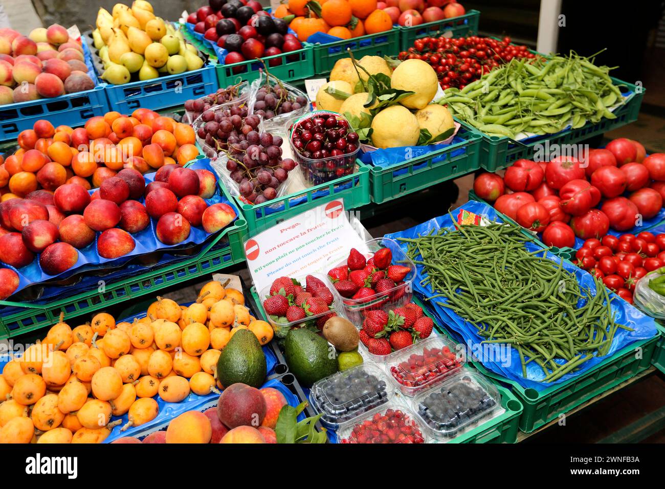 Obst- und Gemüsestand zum Verkauf auf dem Straßenmarkt auf Capri, Italien Stockfoto