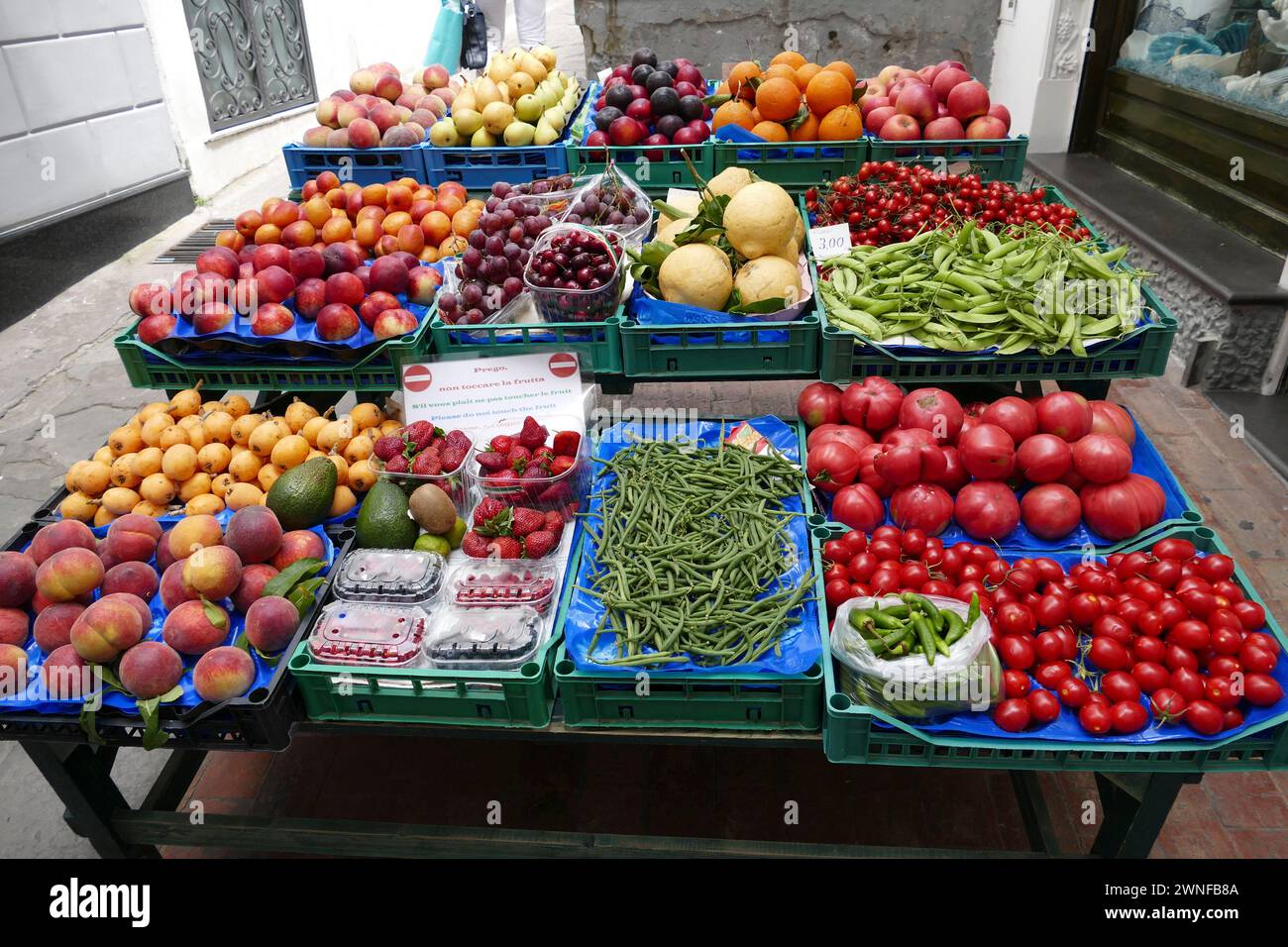 Obst- und Gemüsestand zum Verkauf auf dem Straßenmarkt auf Capri, Italien Stockfoto