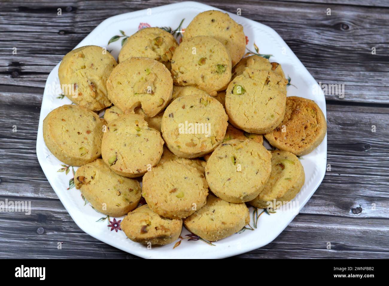 Pistazien Butter gebackene Plätzchen mit Pistazien in kleinen Stücken, traditionelle Butterkekse mit Nüssen, köstliches Gebäck mit knusprigen Snacks Stockfoto