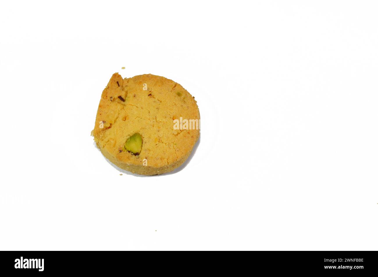 Pistazien Butter gebackene Plätzchen mit Pistazien in kleinen Stücken, traditionelle Butterkekse mit Nüssen, köstliches Gebäck mit knusprigen Snacks Stockfoto