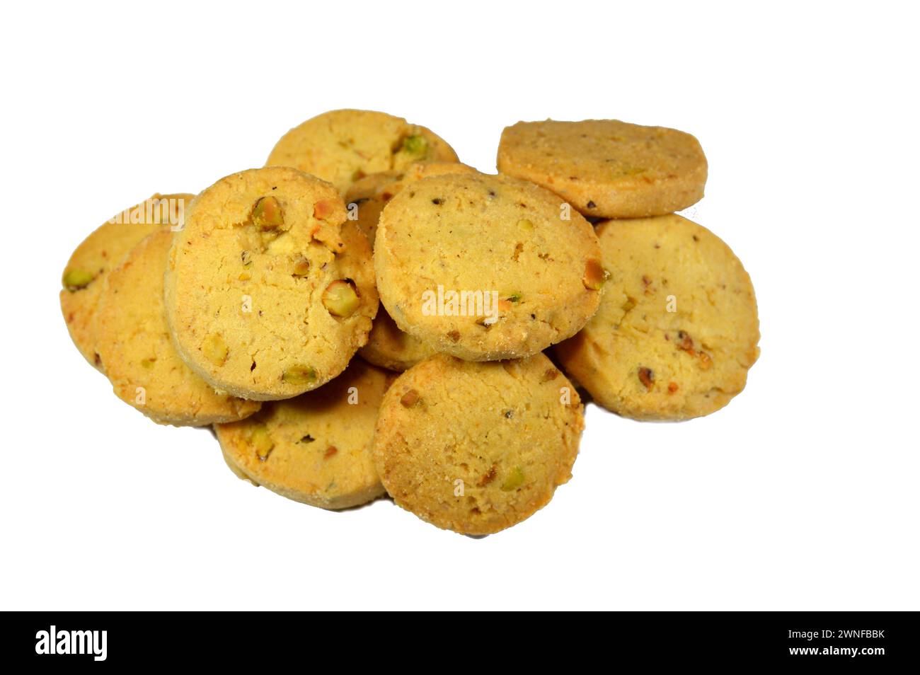 Pistazien Butter gebackene Plätzchen mit Pistazien in kleinen Stücken, traditionelle Butterkekse mit Nüssen, köstliches Gebäck mit knusprigen Snacks Stockfoto