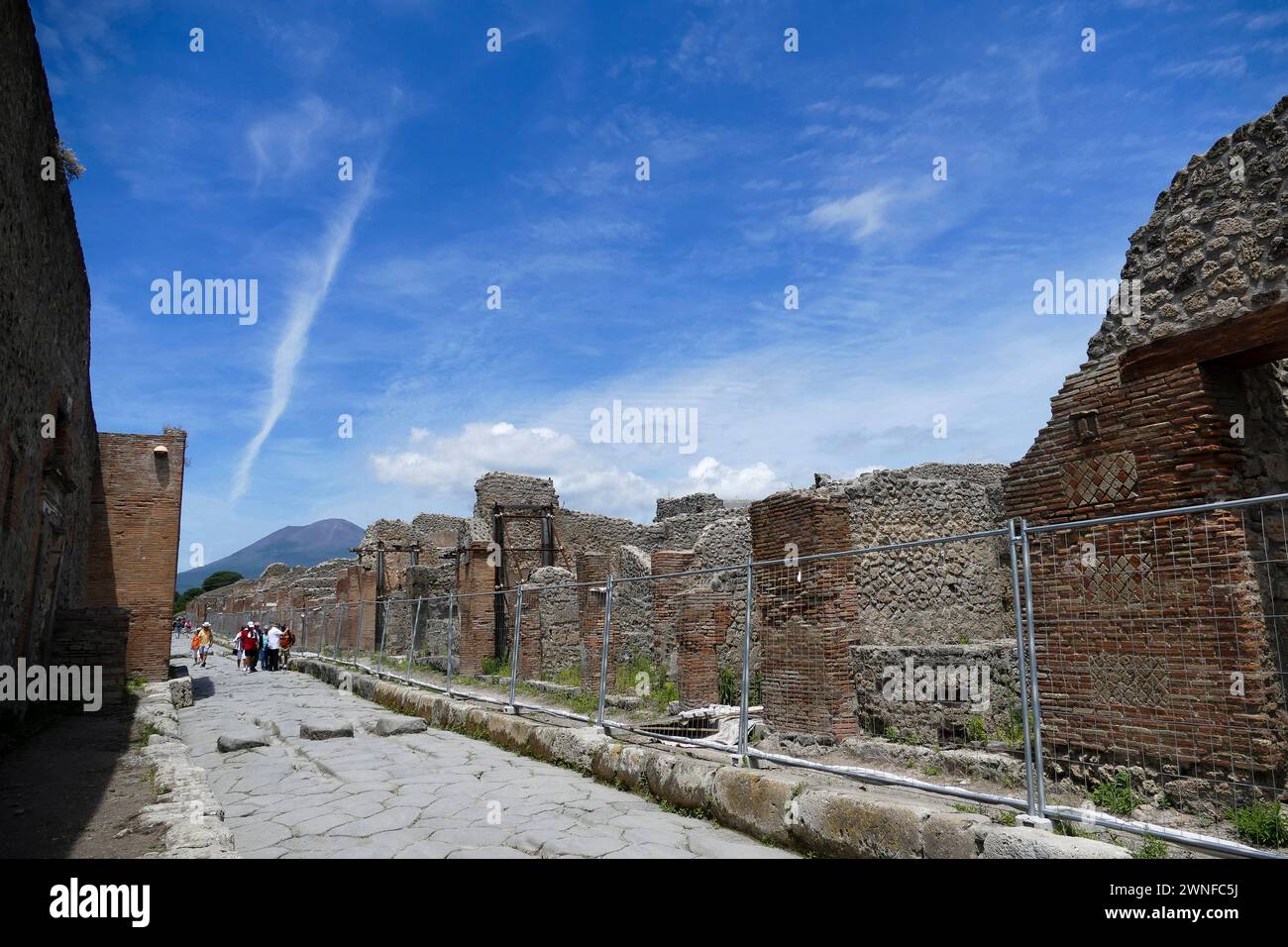 Pompeji, Italien - 25. Mai 2016 - Tourist in berühmten antiken Ruinen der Stadt Pompeji, Italien. Pompeji wurde zerstört und mit Asche und Bimsstein begraben Stockfoto