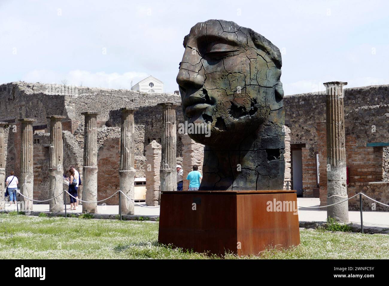 Pompeji, Italien - 25. Mai 2016 - Tourist in berühmten antiken Ruinen der Stadt Pompeji, Italien. Pompeji wurde zerstört und mit Asche und Bimsstein begraben Stockfoto