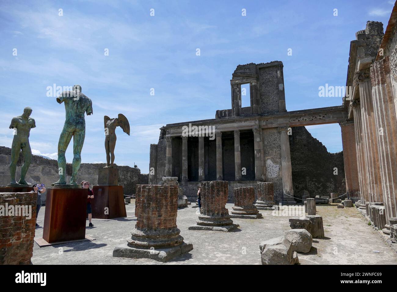 Pompeji, Italien - 25. Mai 2016 - Tourist in berühmten antiken Ruinen der Stadt Pompeji, Italien. Pompeji wurde zerstört und mit Asche und Bimsstein begraben Stockfoto