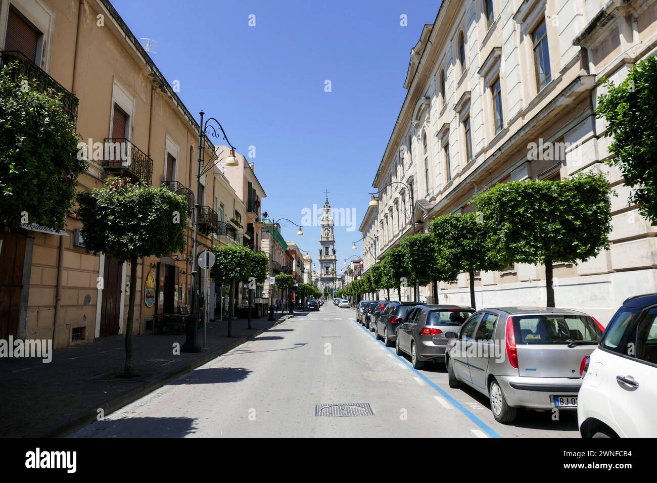 Pompeji, Italien - 22. Mai 2016: Blick auf die Hauptstraße im unteren Teil von Pompeji. Im Hintergrund der Turm Päpstliches Heiligtum der Heiligen Jungfrau von Rosa Stockfoto