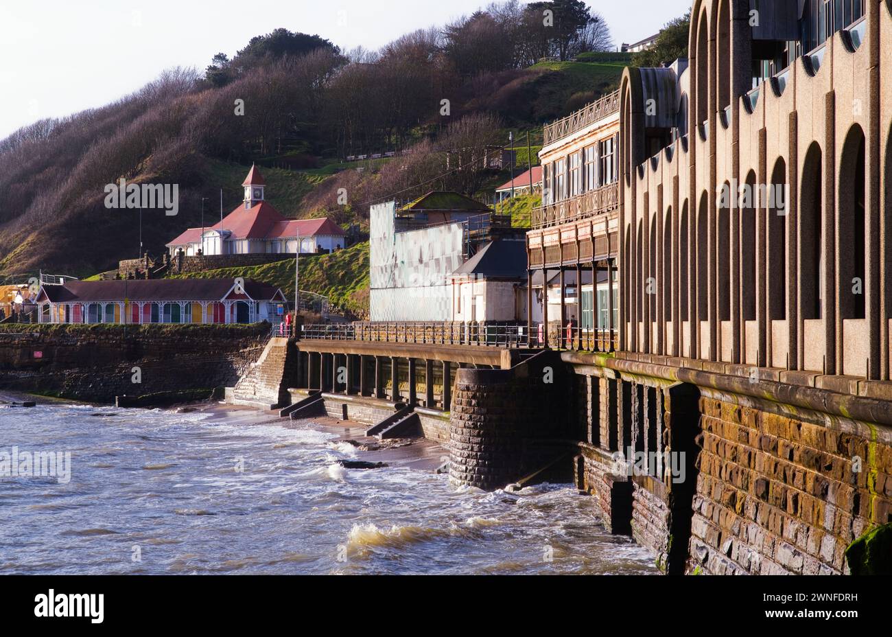 Uhrencafé und Strandhütten in der Nähe des Spa in Scarborough bei Flut Stockfoto