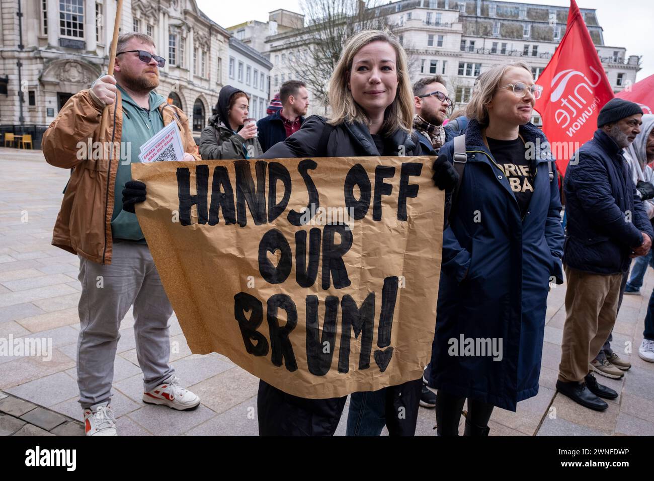 Treten Sie für eine Demonstration des öffentlichen Dienstes gegen Kürzungen des Stadtrates von Birmingham am 2. März 2024 in Birmingham, Großbritannien, ein. Der Protest ruft Einwohner, Arbeiter und Gewerkschaften in der ganzen Stadt auf, sich gegen verheerende Kürzungen des rates zu versammeln, die derzeit etwa 376 Millionen Pfund für Dienstleistungen betragen, die wahrscheinlich große Auswirkungen auf die Bewohner haben werden. Zu den Bereichen, in denen Kürzungen vorgenommen werden sollen, gehören Jugenddienste, Verkehr, Müllsammlungen, Bibliotheken und Kunstorganisationen. Der arbeitsrat hat seit langem finanzielle Probleme aufgrund gleicher Lohnausgleichsansprüche, wo wir Frauen sind Stockfoto