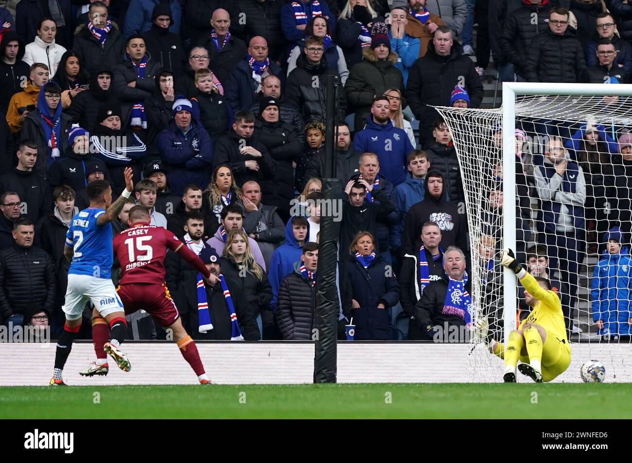 Dan Casey von Motherwell erzielt das zweite Tor des Spiels während des Cinch Premiership-Spiels im Ibrox Stadium, Rangers. Bilddatum: Samstag, 2. März 2024. Stockfoto