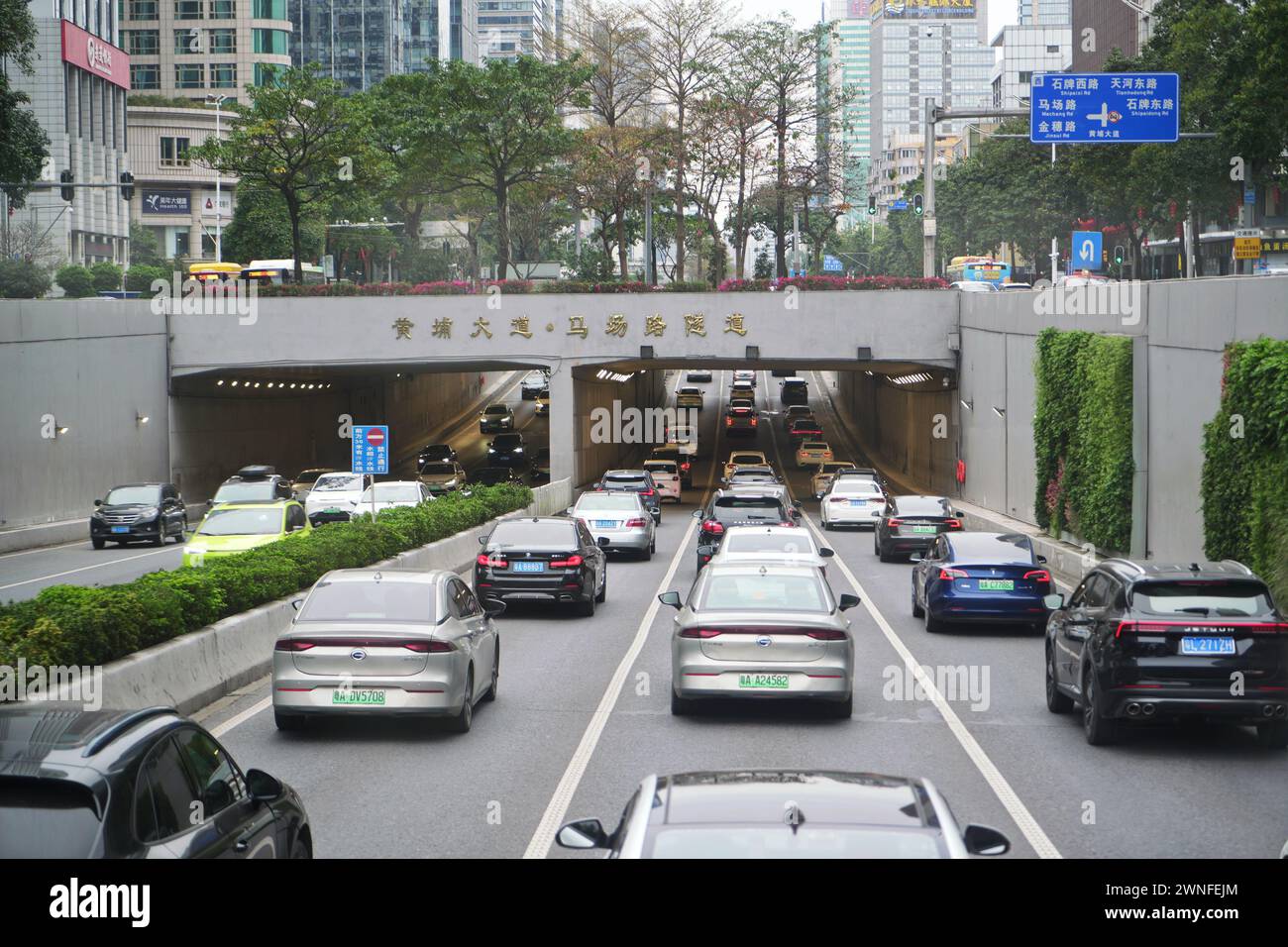GUANGZHOU, CHINA - 22. Februar 2024: Starker Autoverkehr auf den Straßen des Stadtzentrums Stockfoto