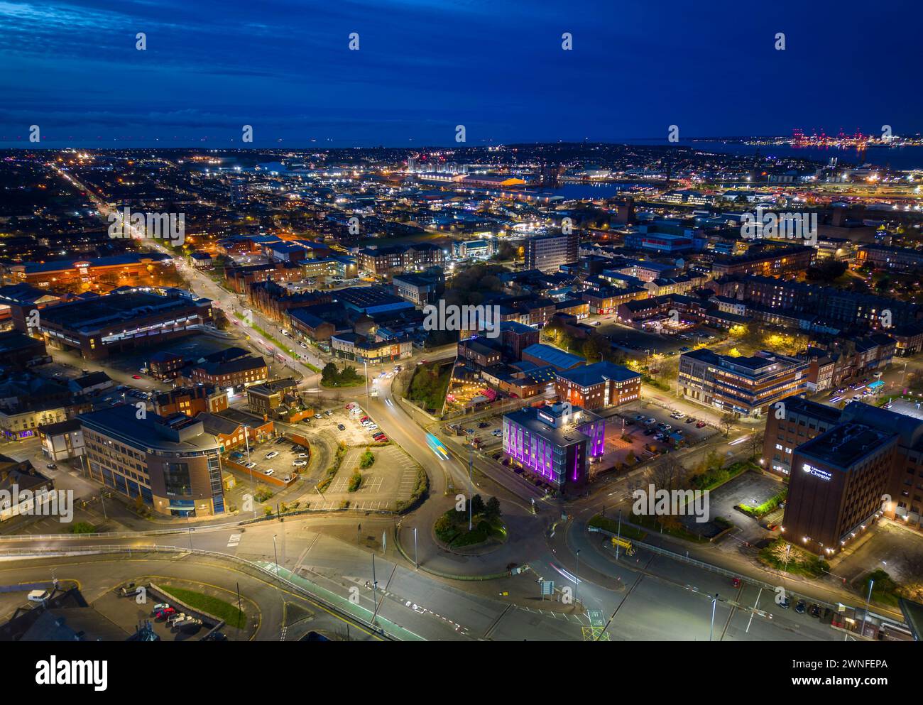 Blick aus der Vogelperspektive über Birkenhead Wohnungs- und Geschäftsbereiche, Wirral, England, bei Nacht Stockfoto