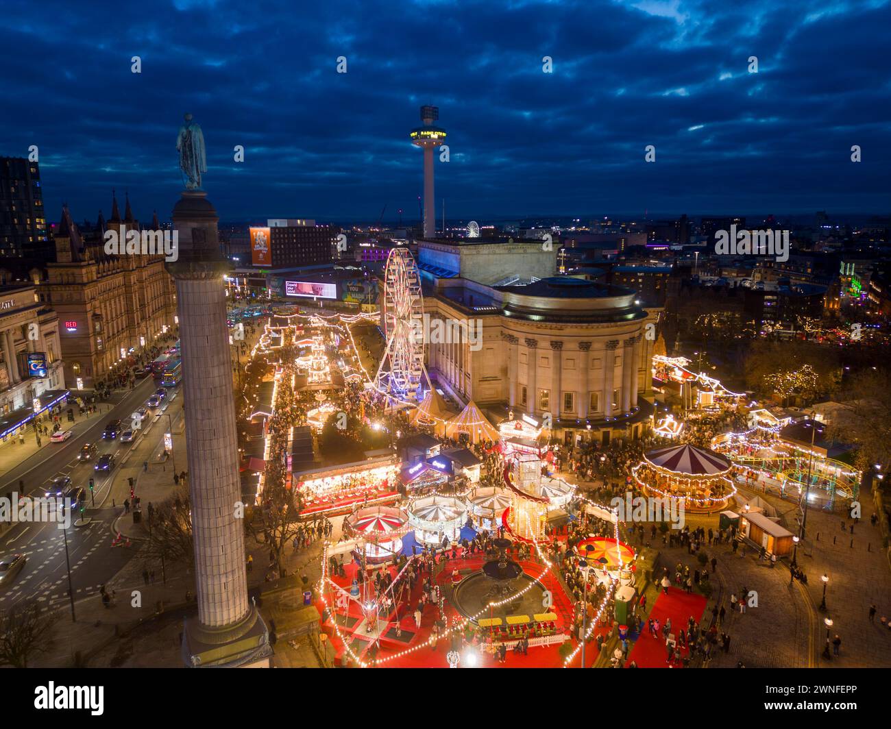 Blick aus der Vogelperspektive auf den Liverpool Christmas Market in St. George's Hall, Merseyside, England Stockfoto