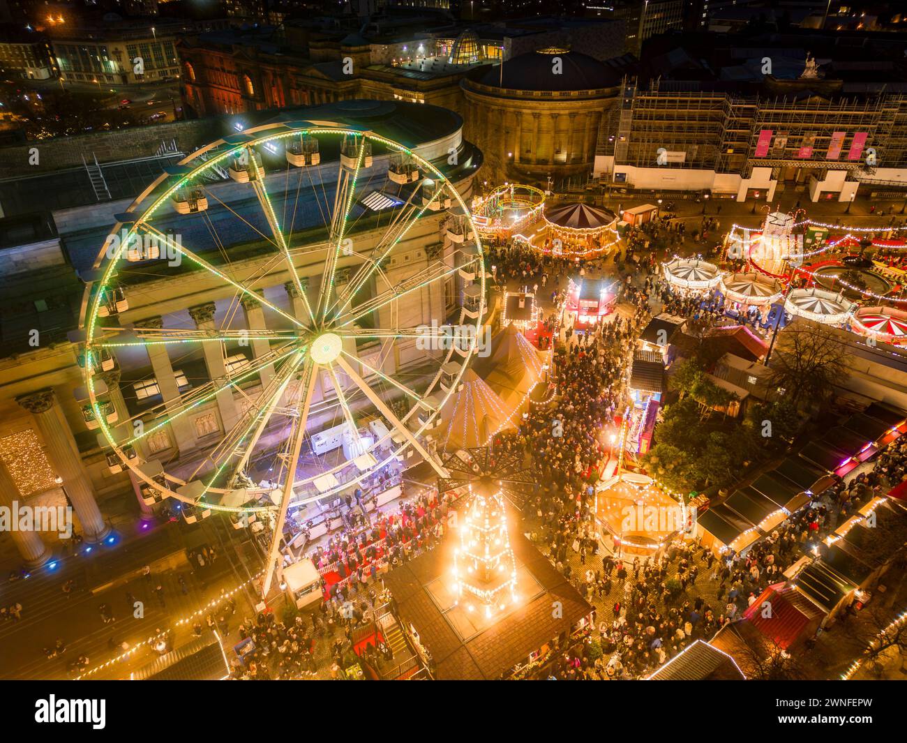 Blick aus der Vogelperspektive auf den Liverpool Christmas Market in St. George's Hall, Merseyside, England Stockfoto