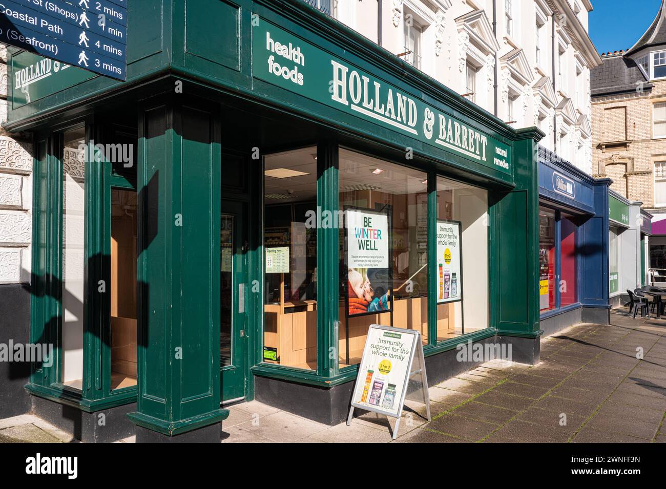Holland & Barrett Health and Alternative Health Store Shop Front in Teignmouth Stadtzentrum, Devon, Großbritannien. Stockfoto