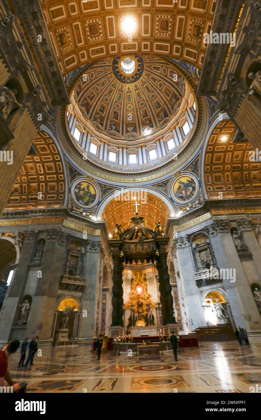 Vatikanstadt Rom, Italien - 26. Mai 2016 - zentraler Altar im Inneren der berühmten Petersdom, Basilika di San Pietro im Vatikan, Rom, Italien Stockfoto