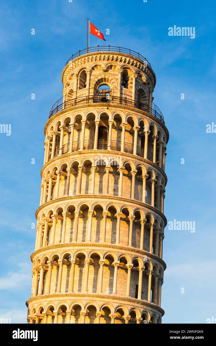 Der Schiefe Turm von Pisa neben dem Seitenschiff der Kathedrale in der goldenen Abendsonne, Toskana, Italien Stockfoto