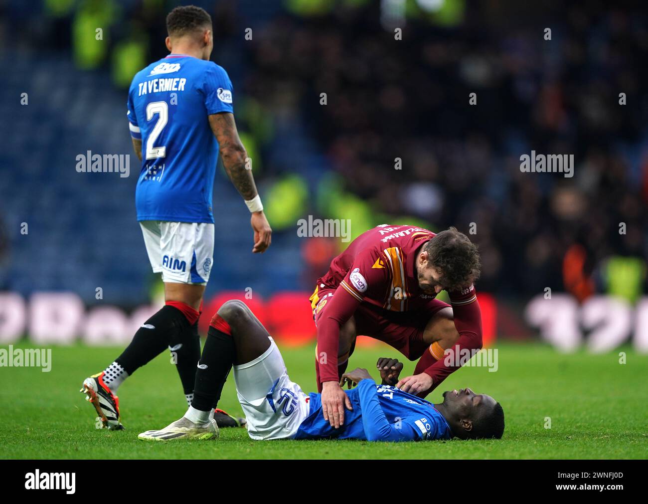 Motherwells Andy Halliday konsolert Mohammed Diomande der Rangers nach dem Cinch Premiership-Spiel im Ibrox Stadium, Rangers. Bilddatum: Samstag, 2. März 2024. Stockfoto