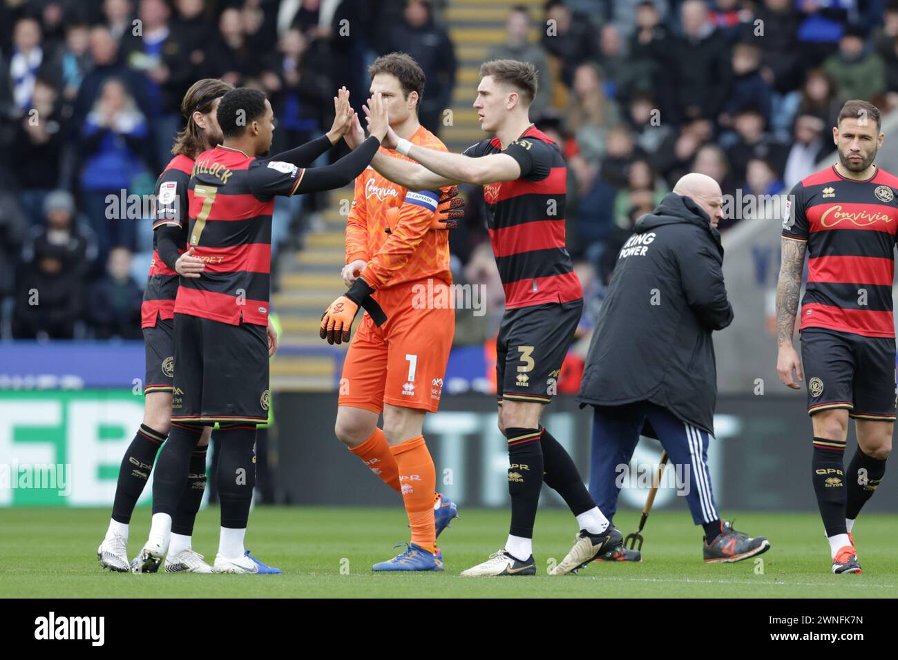 Die Queens Park Rangers Jimmy Dunne und die Queens Park Rangers Chris Willock vor dem Sky Bet Championship-Spiel zwischen Leicester City und Queens Park Rangers im King Power Stadium, Leicester am Samstag, den 2. März 2024. (Foto: John Cripps | MI News) Credit: MI News & Sport /Alamy Live News Stockfoto