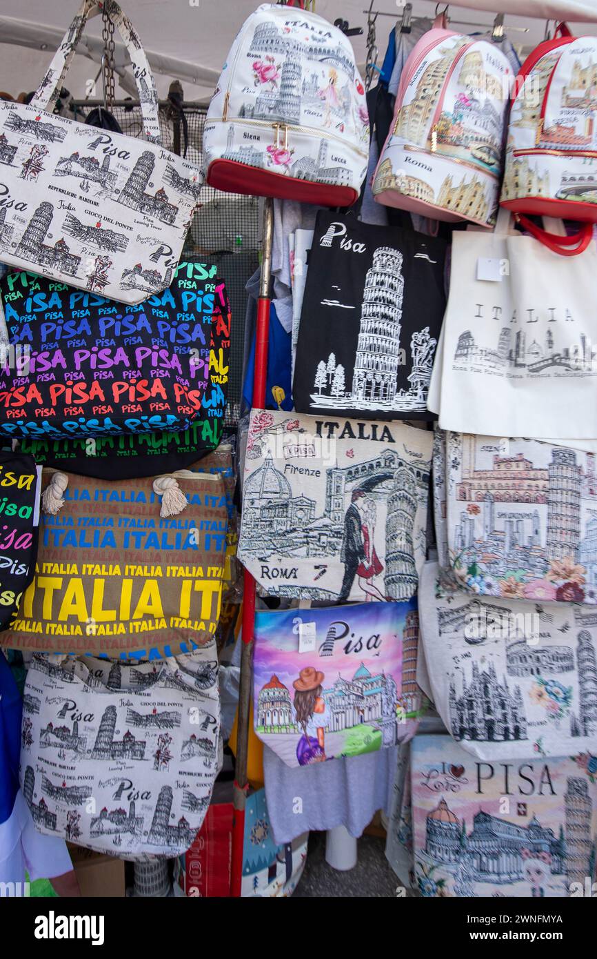 Pisa, Italien - 28. Februar 2023: Handtaschen mit dem Bild des Schiefen Turms von Pisa in Souvenirläden in Pisa, Toskana, Italien Stockfoto