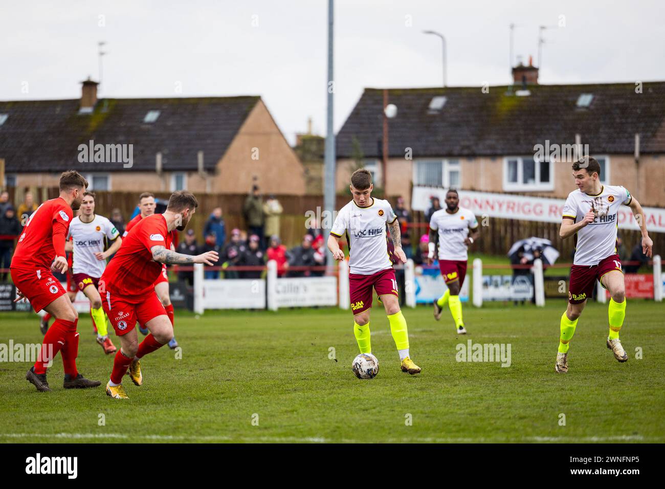 Bonnyrigg, Schottland. März 2024. Matty Yates (10 - Stenhousemuir) findet Anfang der ersten Halbzeit eine Überschneidung mit Mikey Anderson (17 - Stenhousemuir). Credit: Raymond Davies / Alamy Live News Stockfoto