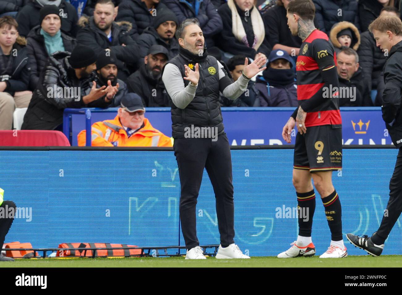 Der Trainer der Queens Park Rangers Martí Cifuentes und die Queens Park Rangers Lyndon Dykes während der ersten Hälfte des Sky Bet Championship-Spiels zwischen Leicester City und Queens Park Rangers im King Power Stadium, Leicester am Samstag, den 2. März 2024. (Foto: John Cripps | MI News) Credit: MI News & Sport /Alamy Live News Stockfoto