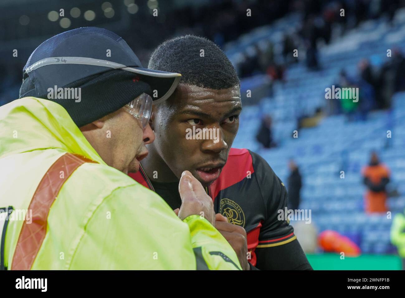 Die Queens Park Rangers Sinclair Armstrong feiert den Sieg der QPR-Fans nach dem Sky Bet Championship-Spiel zwischen Leicester City und Queens Park Rangers im King Power Stadium, Leicester am Samstag, den 2. März 2024. (Foto: John Cripps | MI News) Credit: MI News & Sport /Alamy Live News Stockfoto