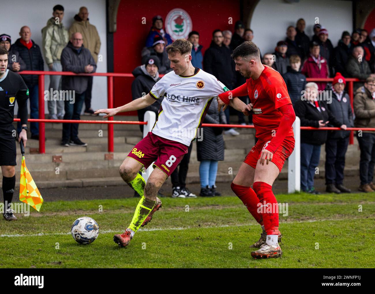 Bonnyrigg, Schottland. März 2024. James Berry (8 – Stenhousemuir) hält den Ball in der Ecke hoch. Credit: Raymond Davies / Alamy Live News Stockfoto