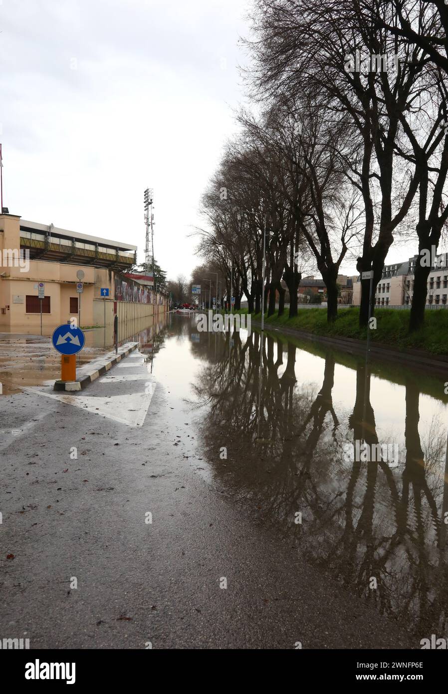 Die Straße der Stadt wurde nach der Überschwemmung des Flusses aufgrund des sintflutartigen Regenfalls und des alten Abwassersystems vollständig überflutet Stockfoto