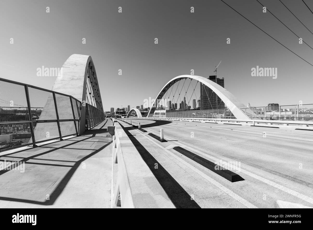Schwarz-weiß-Blick auf die 6th Street Bridge und die Innenstadt von Los Angeles in Südkalifornien. Stockfoto