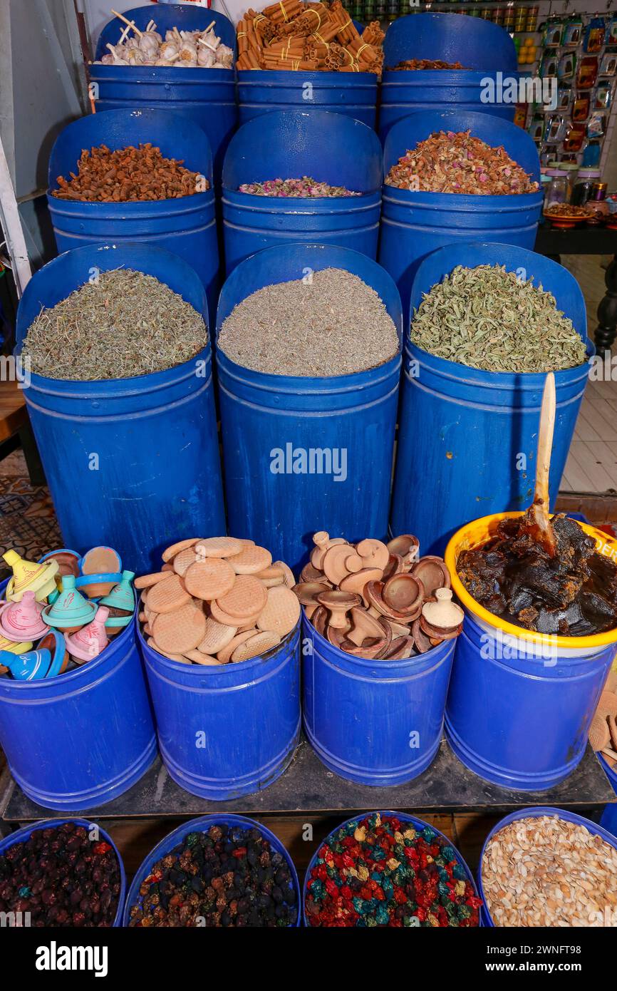 Bunte Gewürze und Kräuter werden auf dem Jeema el Fna Platz in Marrakesch verkauft. Marokko. Street stal am traditionellen marokkanischen Markt. Stockfoto