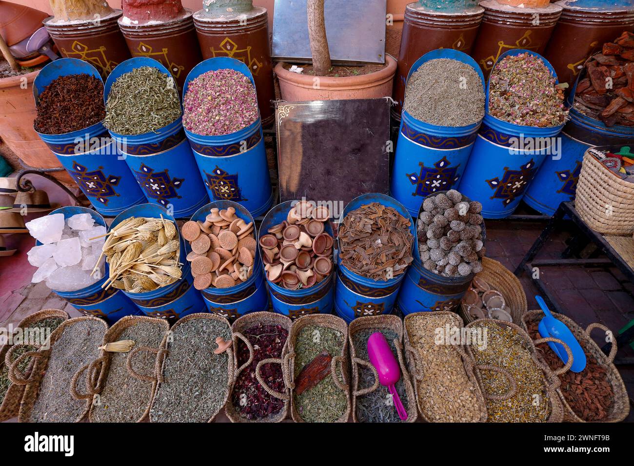 Bunte Gewürze und Kräuter werden auf dem Jeema el Fna Platz in Marrakesch verkauft. Marokko. Street stal am traditionellen marokkanischen Markt. Stockfoto