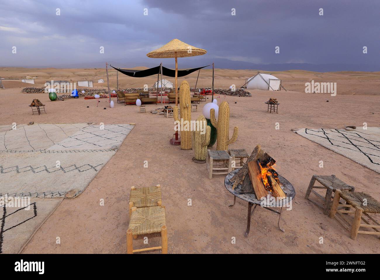 Ein Panoramablick auf einen Glamping-Ort bei Sonnenuntergang in der Agafay-Wüste, in der Nähe von Marrakesch in Marokko Stockfoto