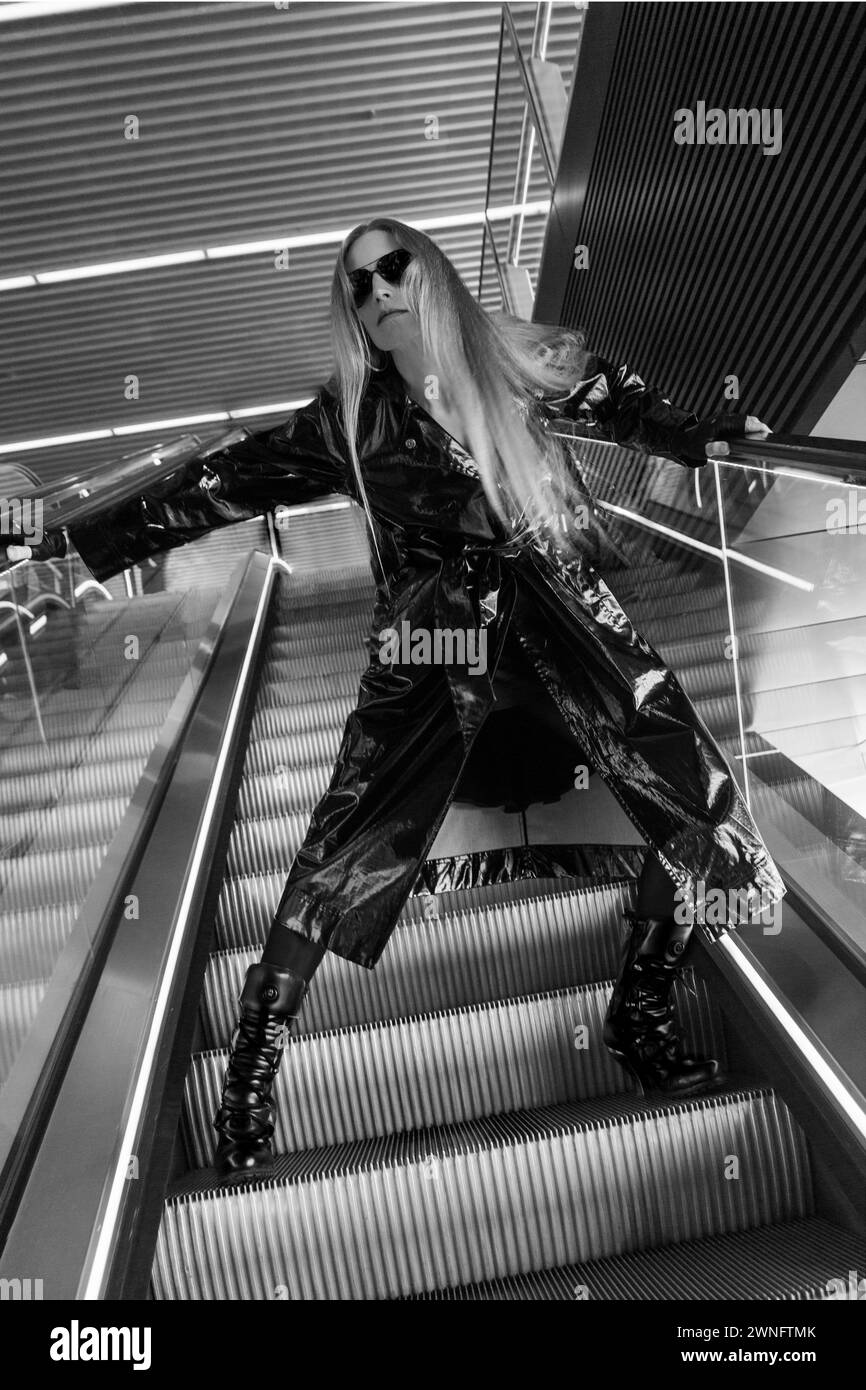 Mode auf einer Rolltreppe Stockfoto