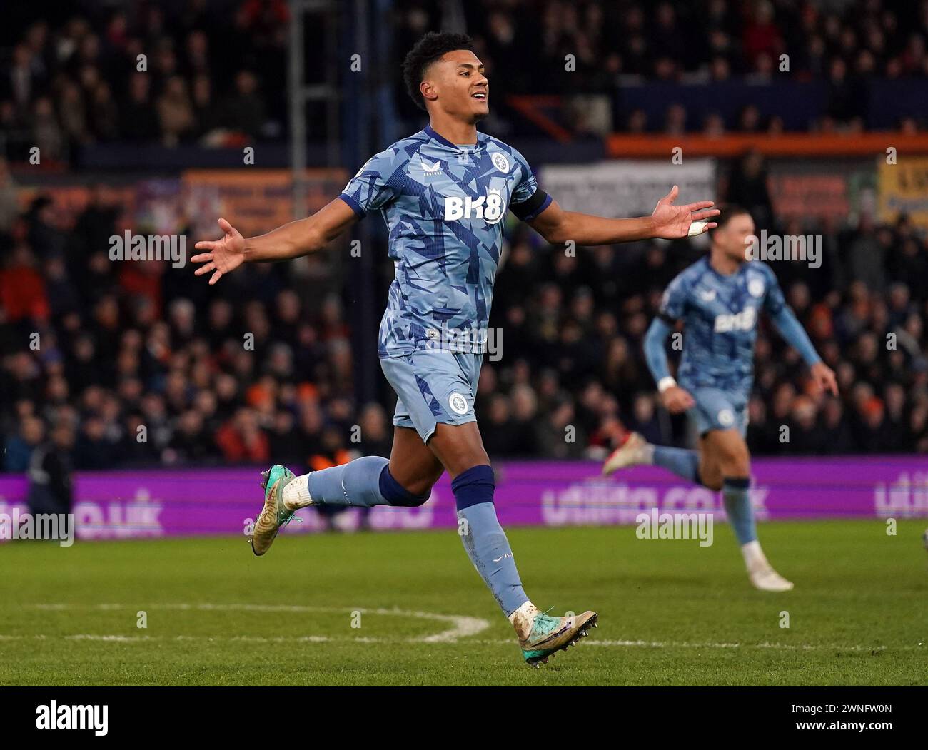 Ollie Watkins von Aston Villa feiert das erste Tor ihrer Mannschaft während des Premier League-Spiels in der Kenilworth Road, Luton. Bilddatum: Samstag, 2. März 2024. Stockfoto