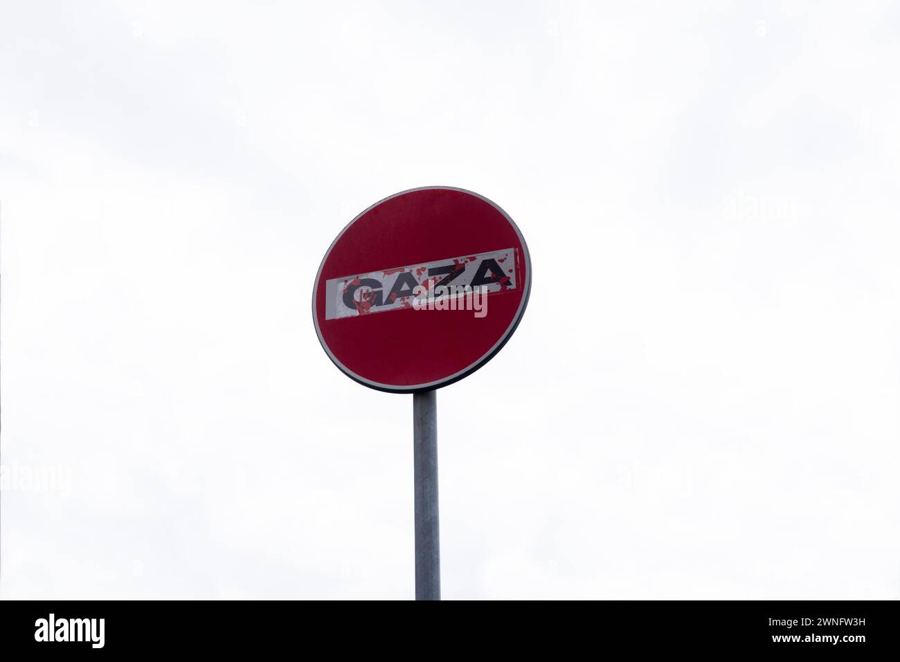 Konzeptionelles No Entry-Zeichen mit weißem Hintergrund Stockfoto