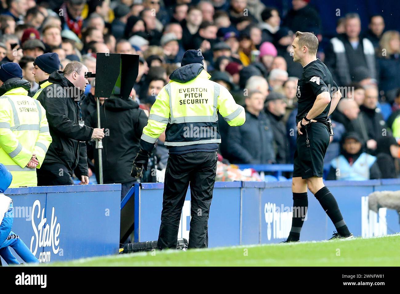 Liverpool, Großbritannien. März 2024. Schiedsrichter Craig Pawson sieht sich den VAR-Monitor an. Premier League Spiel Everton gegen West Ham Utd im Goodison Park in Liverpool am Samstag, den 2. März 2024. Dieses Bild darf nur für redaktionelle Zwecke verwendet werden. Nur redaktionelle Verwendung, Bild von Chris Stading/Andrew Orchard Sportfotografie/Alamy Live News Credit: Andrew Orchard Sportfotografie/Alamy Live News Stockfoto
