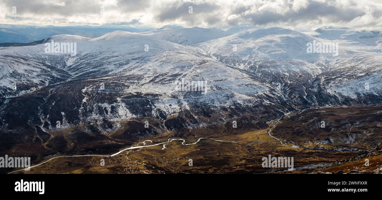 Blick von Schiehallion auf die schneebedeckten Hügel des schottischen Hochlands Stockfoto