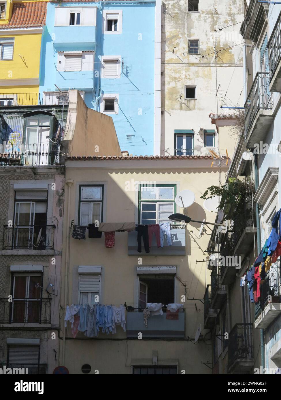 Fassaden von antiken Wohnhäusern in Lissabon, Portugal Stockfoto