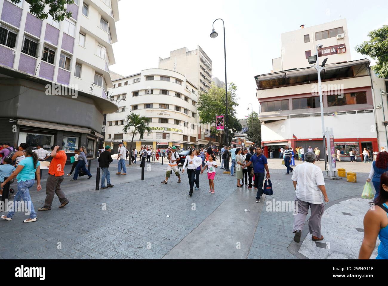 Caracas, Venezuela - 6. Mai 2014 - Menschen laufen auf den zentralen Straßen von Caracas, Venezuela Stockfoto