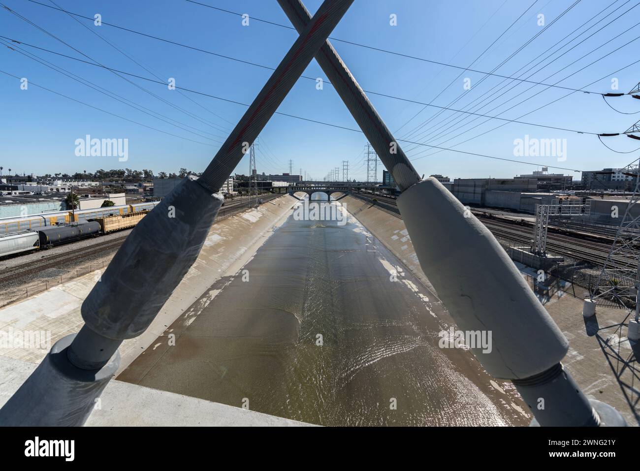 Blick auf den Los Angeles River durch die strukturellen Stützstreben auf der 6th Street Brücke in der Nähe der Innenstadt. Stockfoto