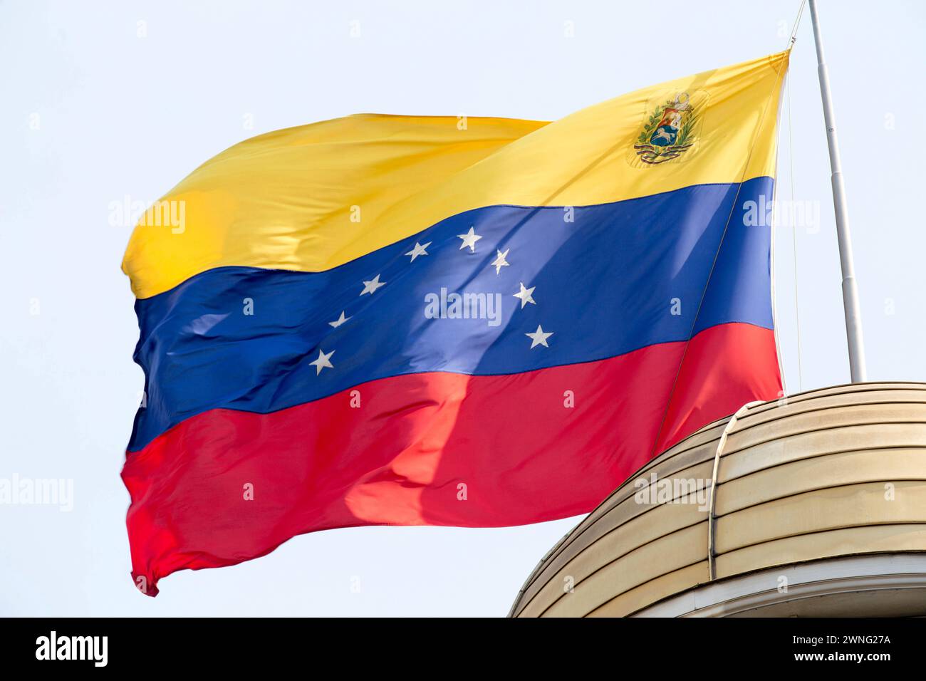Venezolanische Flagge winkt im Wind Stockfoto