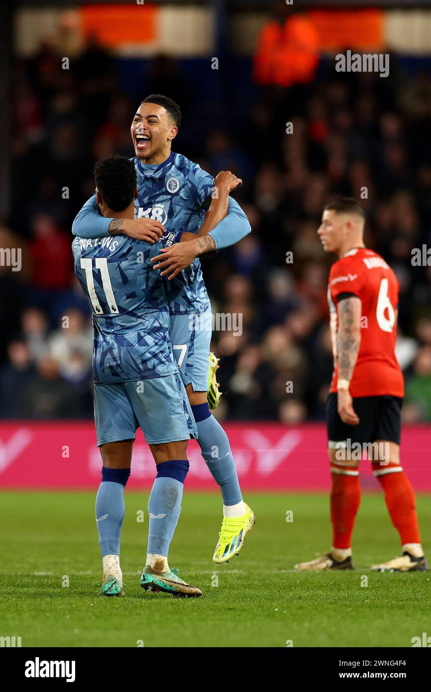 Kenilworth Road, Luton, Bedfordshire, Großbritannien. März 2024. Premier League Football, Luton Town gegen Aston Villa; Ollie Watkins von Aston Villa feiert mit Morgan Rogers, nachdem er sein zweites Tor für 0-2 in der 38. Minute erzielte Stockfoto