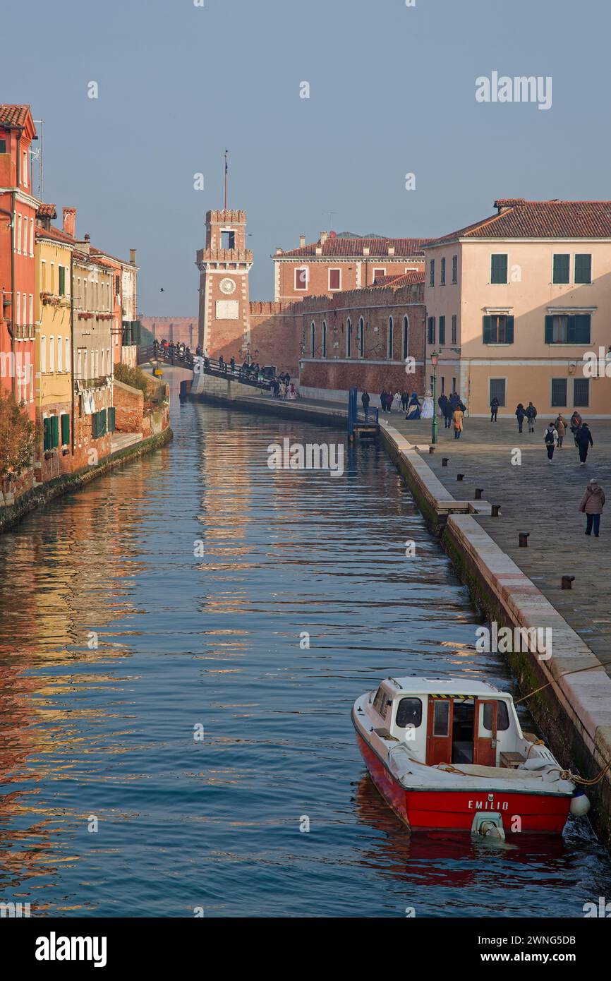 VENEDIG, ITALIEN, 5. Februar 2024 : Venedig verfügt über mehr als 175 Kanäle, die bis heute noch die Transportmittel für Güter und Personen innerhalb der konzil darstellen Stockfoto