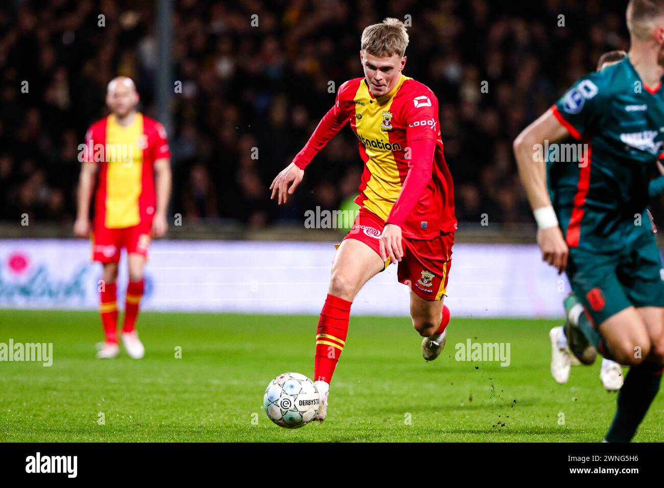 Deventer, Niederlande. März 2024. DEVENTER, NIEDERLANDE - 2. MÄRZ: Soren Tengstedt von Go Ahead Eagles spielt mit dem Ball während des niederländischen Eredivisie-Spiels zwischen Go Ahead Eagles und RKC Waalwijk am 2. März 2024 in de Adelaarshorst in Deventer, Niederlande. (Foto von Henny Meyerink/BSR Agency) Credit: BSR Agency/Alamy Live News Stockfoto