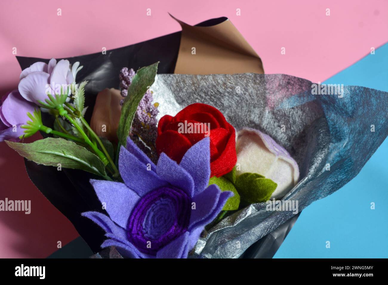 Das Konzept der Ehe, Rosen, Tulpen und Blumen, die Aufrichtigkeit und voller Liebe symbolisieren Stockfoto