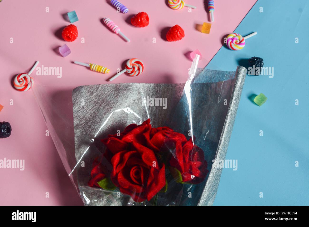 Das Konzept der Ehe, Rosen, Tulpen und Blumen, die Aufrichtigkeit und voller Liebe symbolisieren Stockfoto