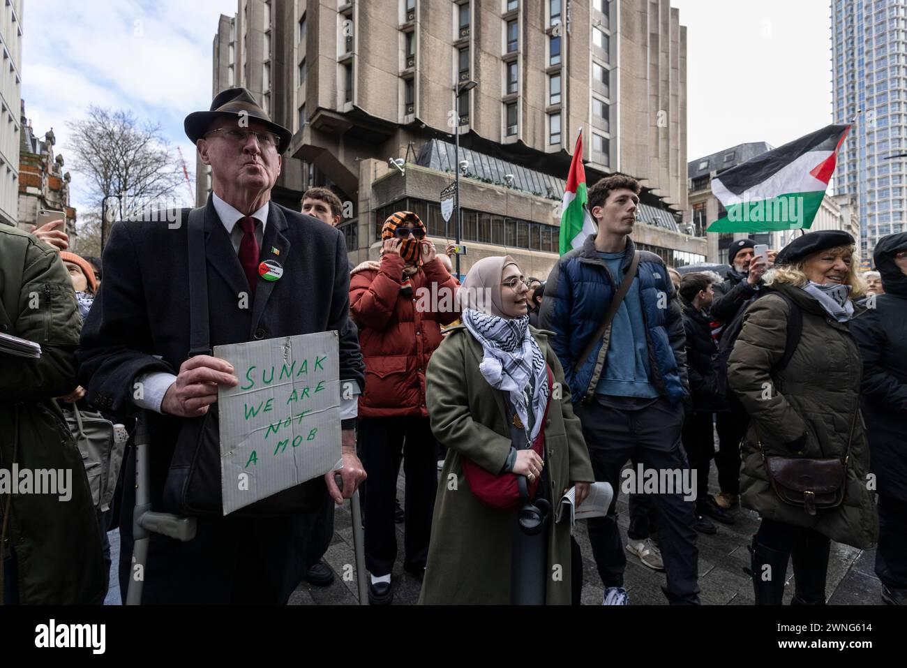 Pro-palästinensische Aktivisten vor der Barclays Bank an der Tottenham Court Road protestieren dagegen, dass die Bank in Unternehmen investiert, die Waffen an Israel liefern Stockfoto