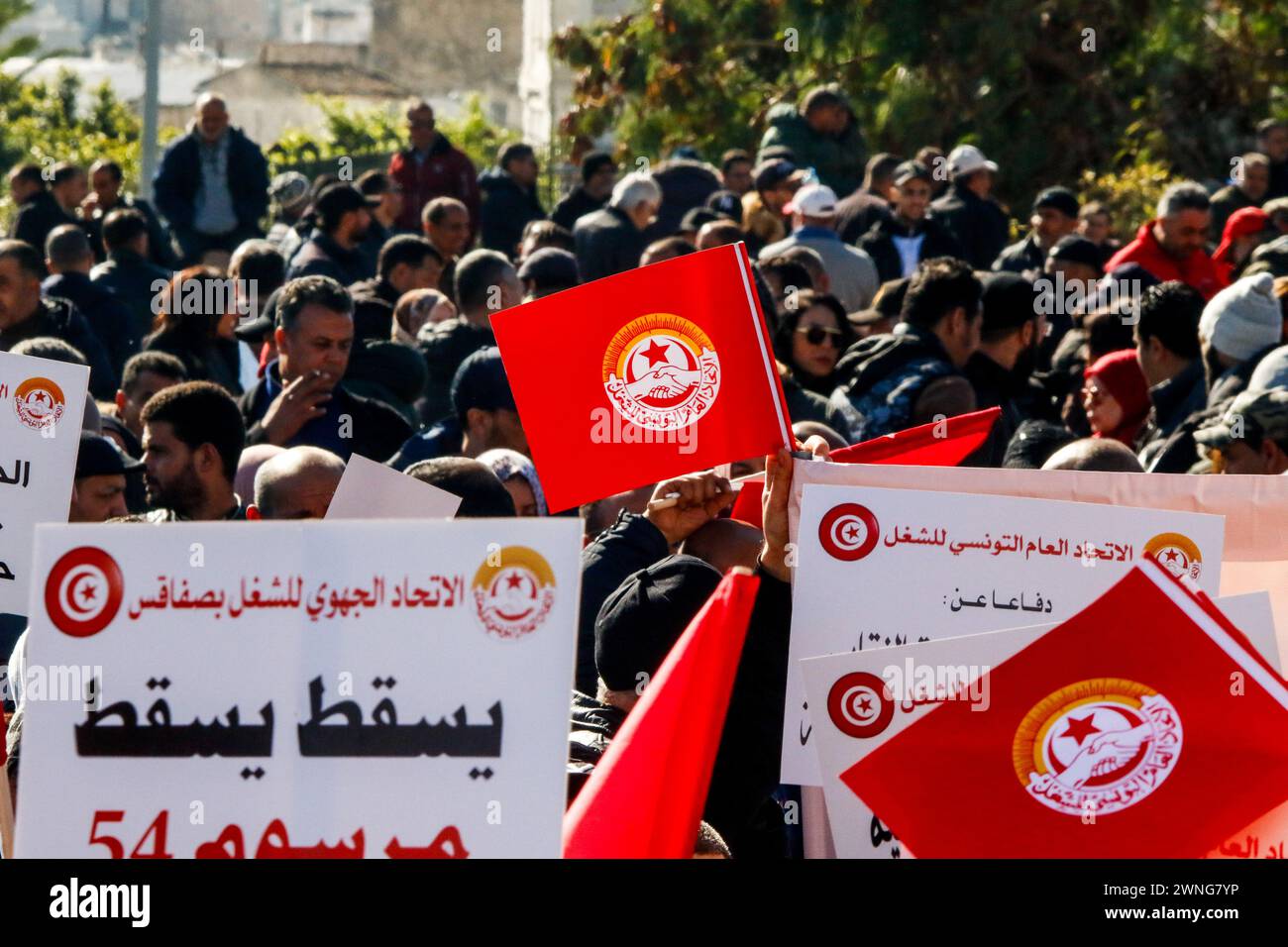 2. März 2024: Tunis, Tunesien. März 2024. Anhänger der tunesischen Gewerkschaft demonstrieren auf dem Al-Kasbah-Platz in Tunis. Die Teilnehmer schwenkten mit der tunesischen Flagge und hissen Banner, die Rechte der gewerkschaften, soziale und wirtschaftliche Rechte und den sozialen Dialog im Land forderten. Sie forderten auch politische Reformen, die politische Freiheiten garantieren. Die Veranstaltung wurde von der tunesischen Gewerkschaft General Labour Union (Credit Image: © Hasan mrad/IMAGESLIVE via ZUMA Press Wire) organisiert. Nicht für kommerzielle ZWECKE! Stockfoto